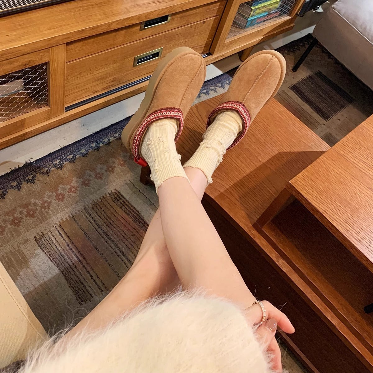 Supermodel celebrities wear the same low cut ethnic wind and snow boots for women, with one foot on plush shoes and thick soled cotton slippers for autumn and winter eprolo