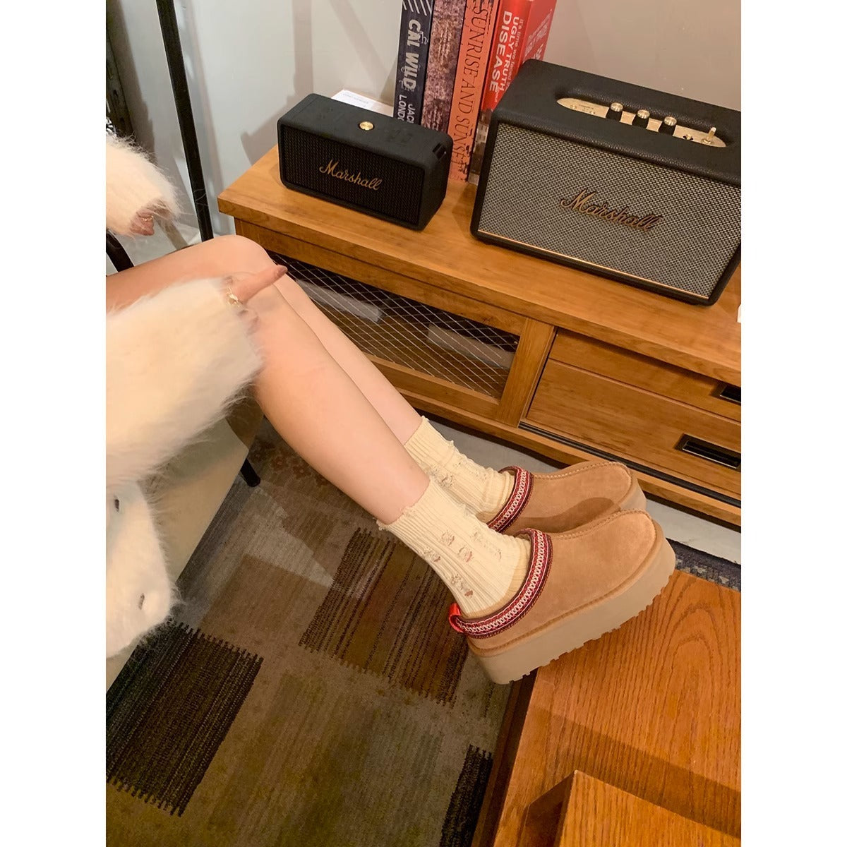 Supermodel celebrities wear the same low cut ethnic wind and snow boots for women, with one foot on plush shoes and thick soled cotton slippers for autumn and winter eprolo