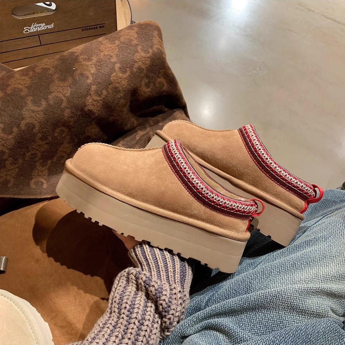 Supermodel celebrities wear the same low cut ethnic wind and snow boots for women, with one foot on plush shoes and thick soled cotton slippers for autumn and winter eprolo