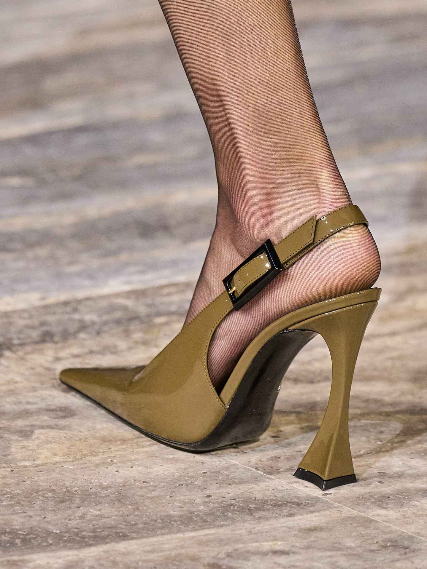 New High Heel Pointed Shoes Lacquer Leather Mid Mouth Back Empty Single Shoes for Women in Large Size