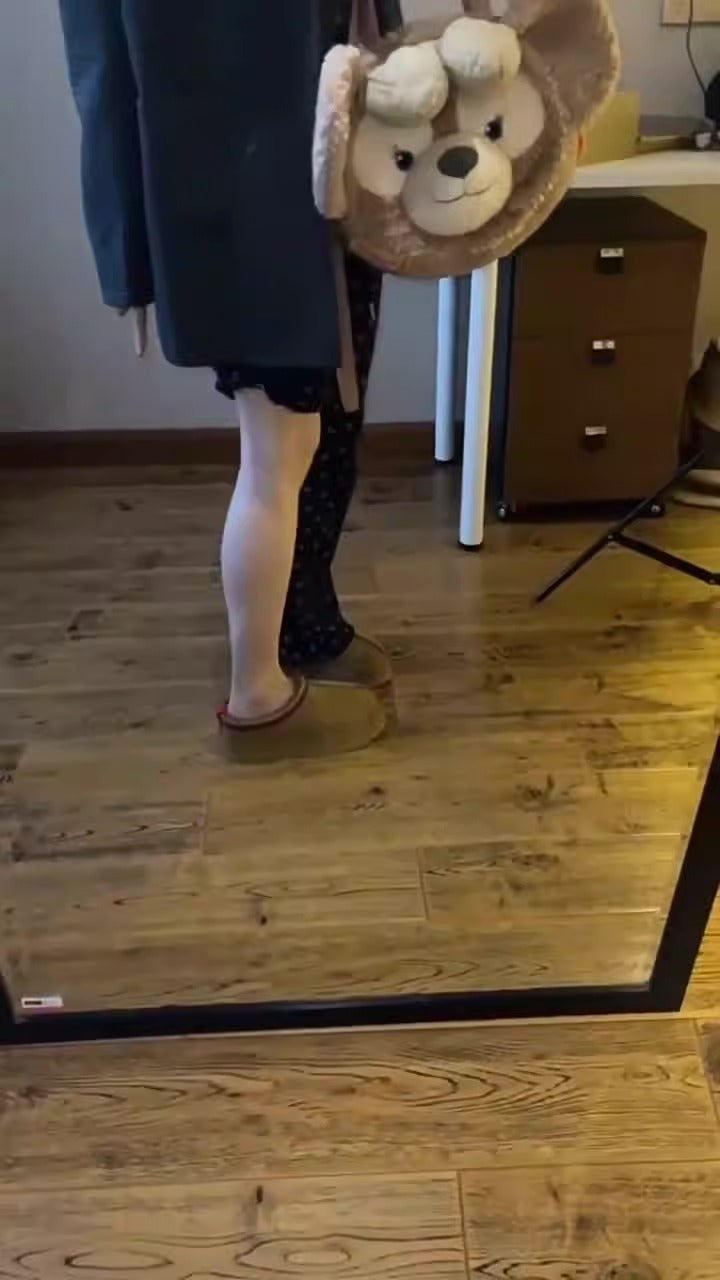 Supermodel celebrities wear the same low cut ethnic wind and snow boots for women, with one foot on plush shoes and thick soled cotton slippers for autumn and winter eprolo