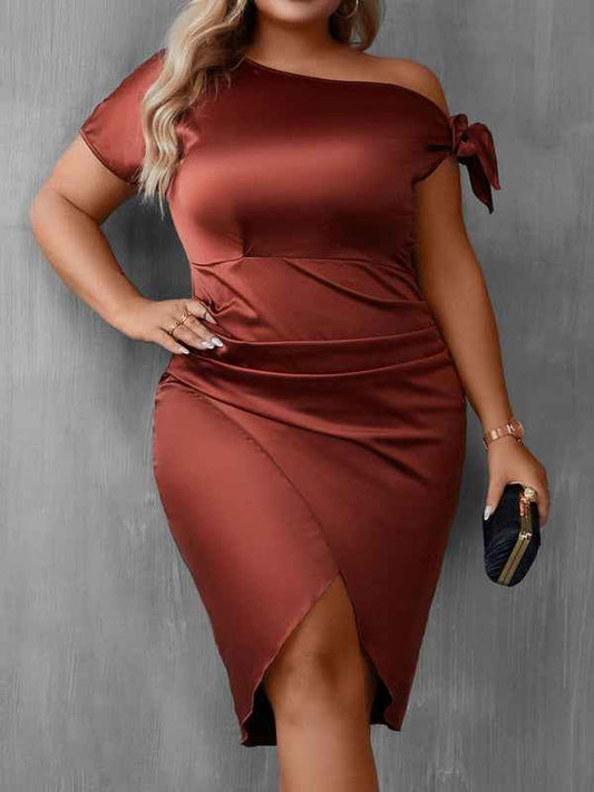 Plus Size Women's Casual Slanted Collar Short-Sleeved Wrap Hip Dress - Chic Comfort