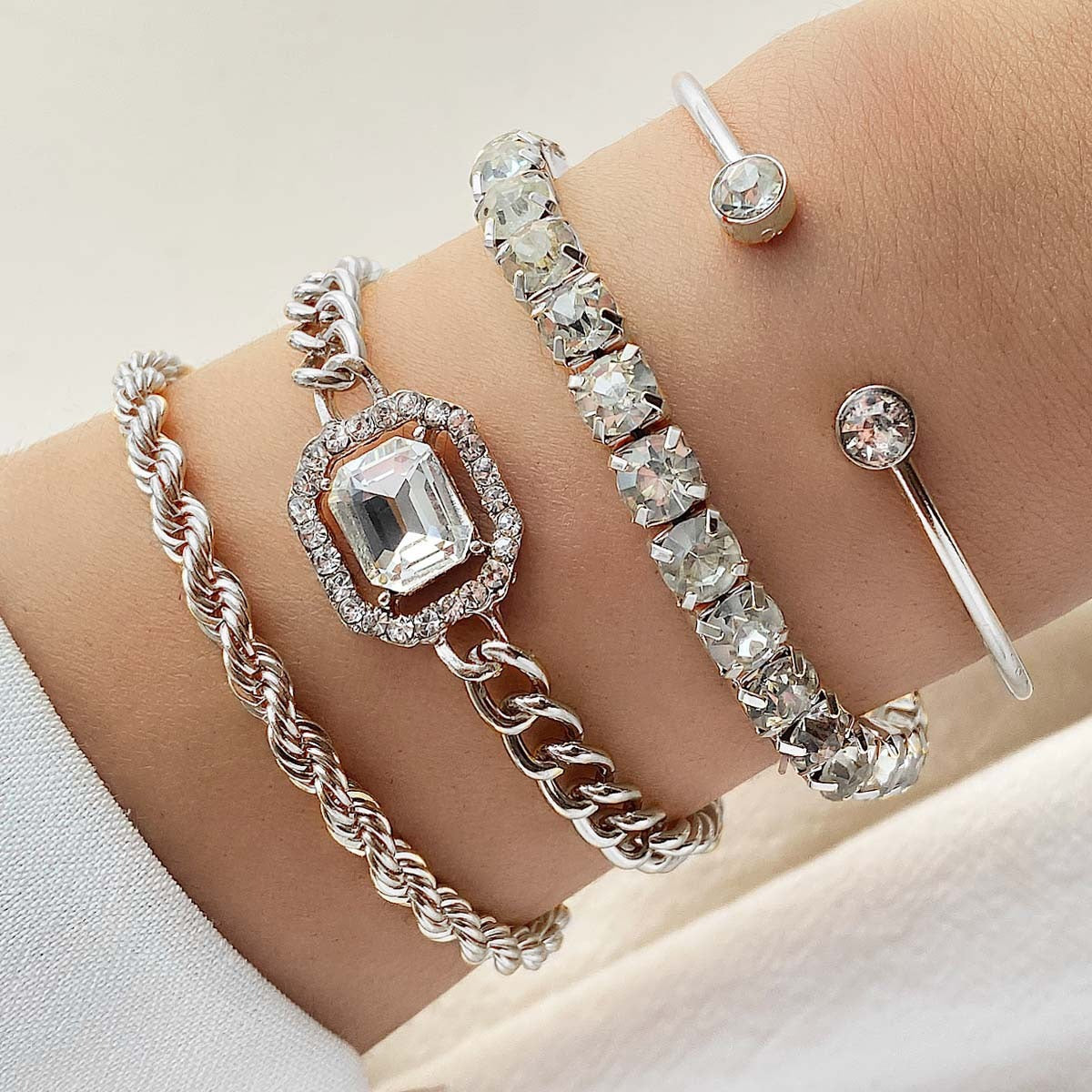 New Full Diamond Bracelet and Bracelet Set of 4 pieces for Women with a Retro Style, Light Luxury, and High end Decoration eprolo