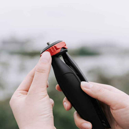 YELANGU PC203 YLG1801C Vlogging Live Broadcast LED Selfie Light Smartphone Video Rig Handle Stabilizer Plastic Bracket Tripod Kits