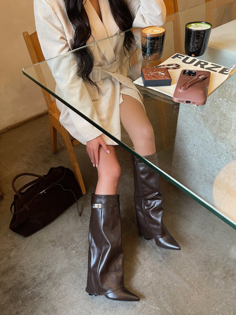 Skirted Fold Over Buckle Pointed Toe High Boots Moda